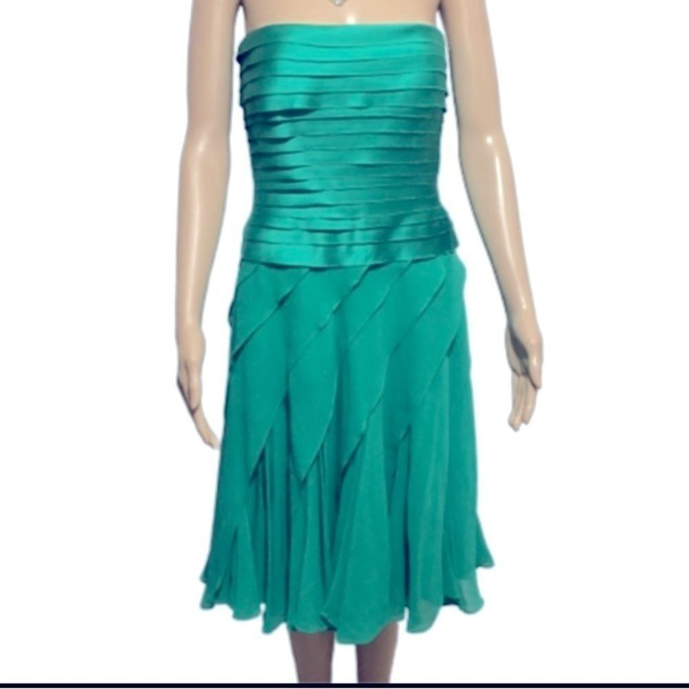 𝅺tadashi Silk dress Sz 6, well lined ruffles all over